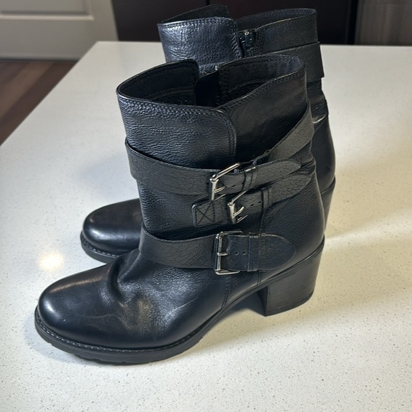 Ladies CLARKS BLACK LEATHER BOOTS WITH BUCKLES - Picture 4 of 9